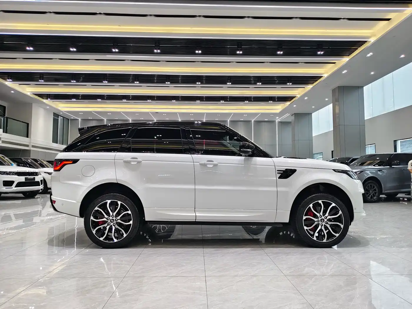 Land Rover Range Rover Sport 2021 3.0 L6 Gloss Black Edition фото 22