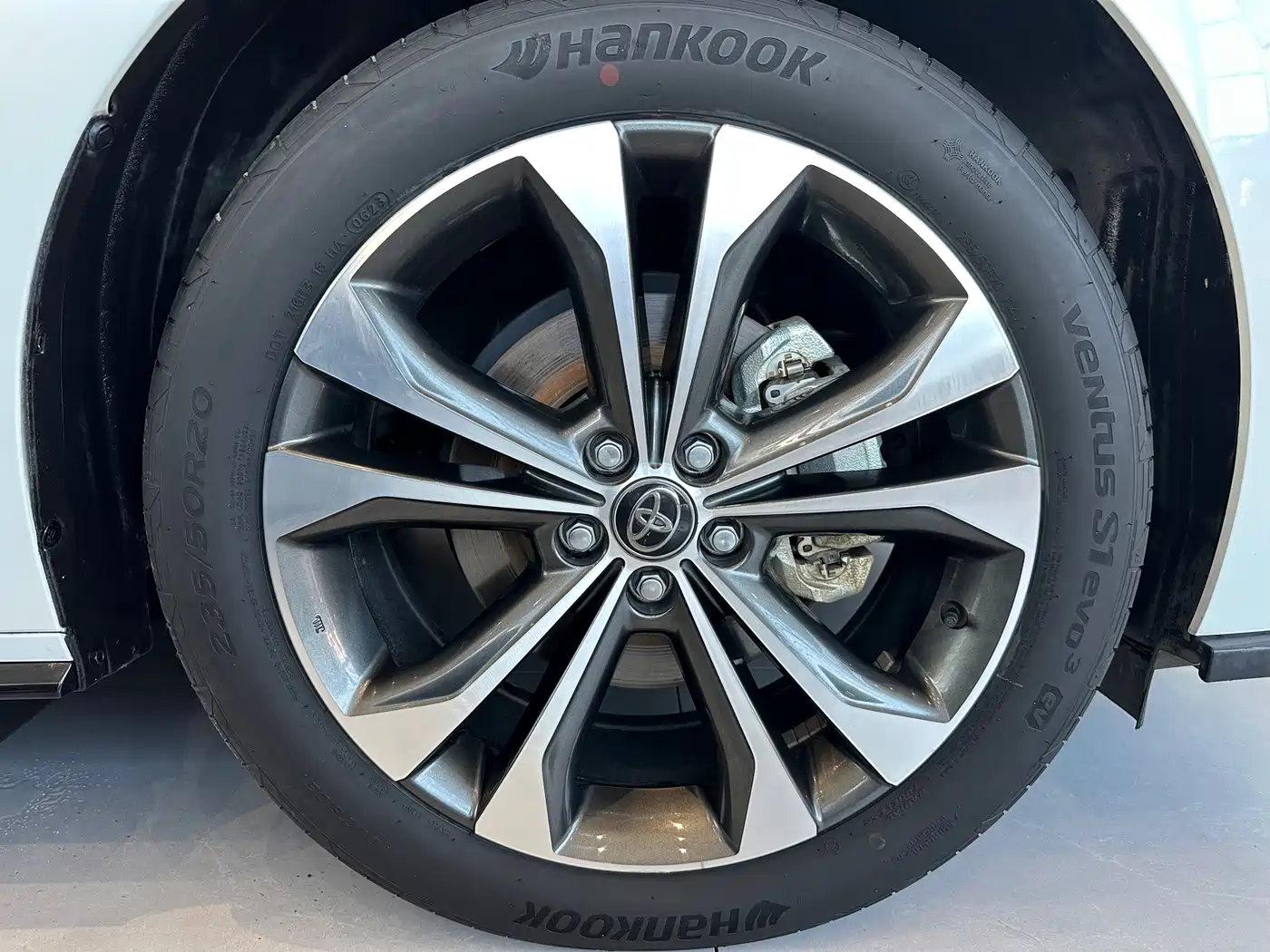 Toyota Granvia 2022 Model Year 2.5L Hybrid Flagship Edition фото 21