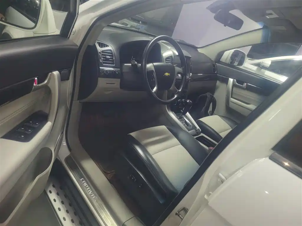 Chevrolet Captiva 2015 2.4L 2WD Urban Edition 5-seater фото 16