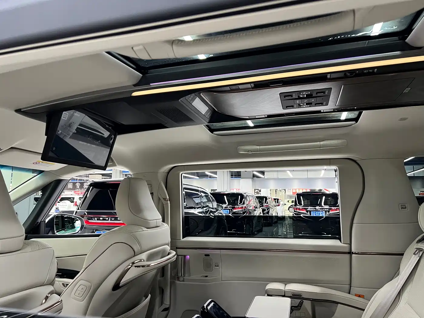 Lexus LM 2025 Model 500h Six-Seater Prestige Edition фото 10