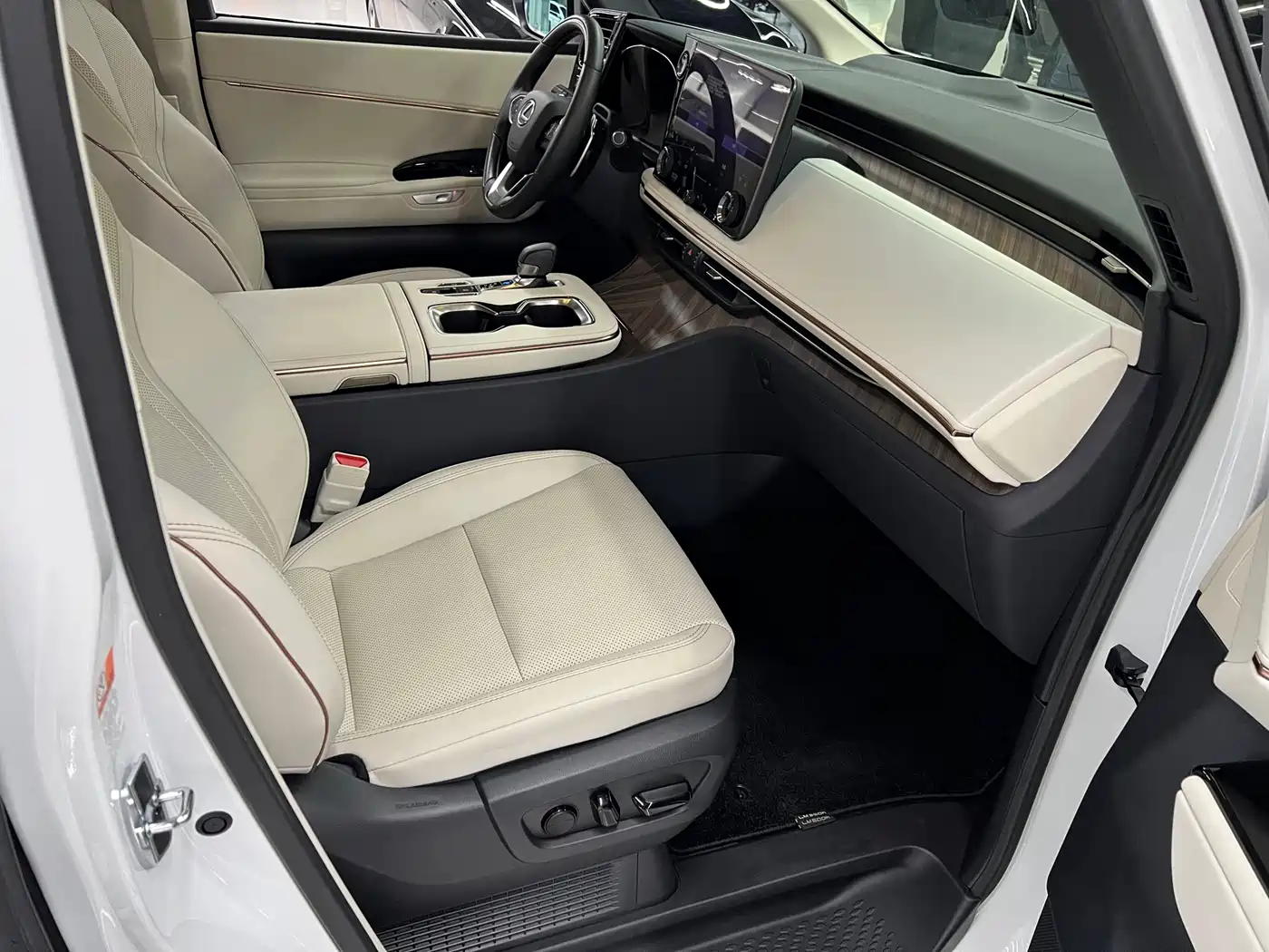 Lexus LM 2025 Model 500h Six-Seater Prestige Edition фото 20