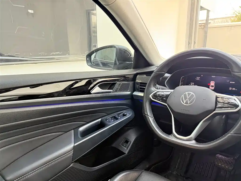 Volkswagen Passat 2022 330TSI Starlight Luxury Edition фото 28