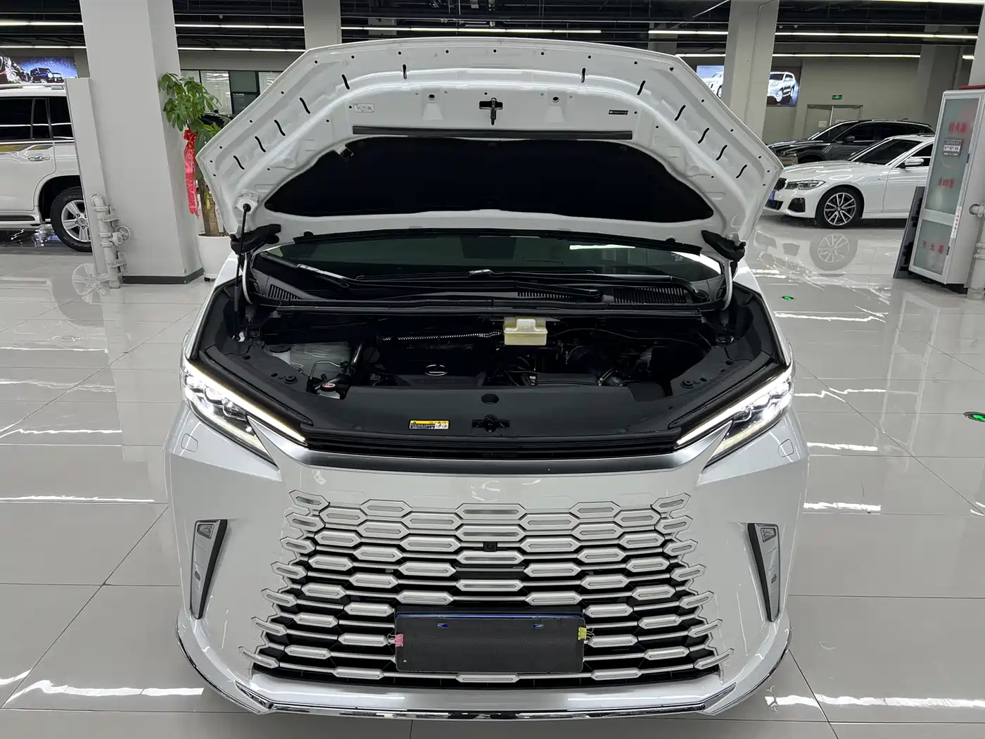Lexus LM 2025 Model 500h Six-Seater Prestige Edition фото 28