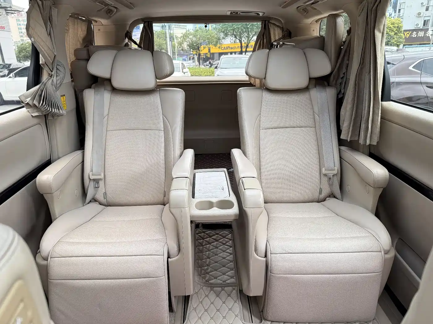 Toyota Alphard фото 18