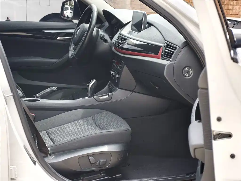 BMW X1 2015 Model sDrive18i Fashion Advanced Edition фото 12