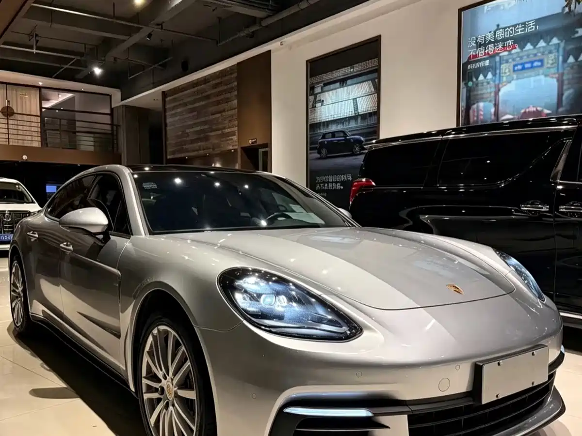 Фото 3 - Porsche Panamera