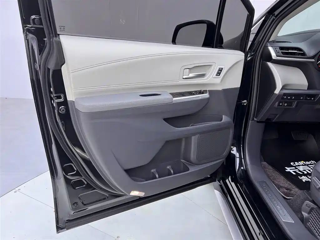 Toyota Granvia 2024 2.5L Hybrid Premium PLUS фото 15