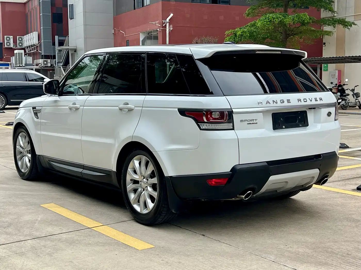 Land Rover Range Rover Sport 2016 Model 3.0 SC V6 HSE фото 3