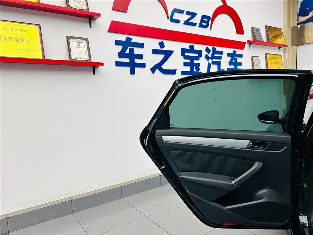 Volkswagen Passat 2014 2.0TSI DSG Executive Edition фото 24