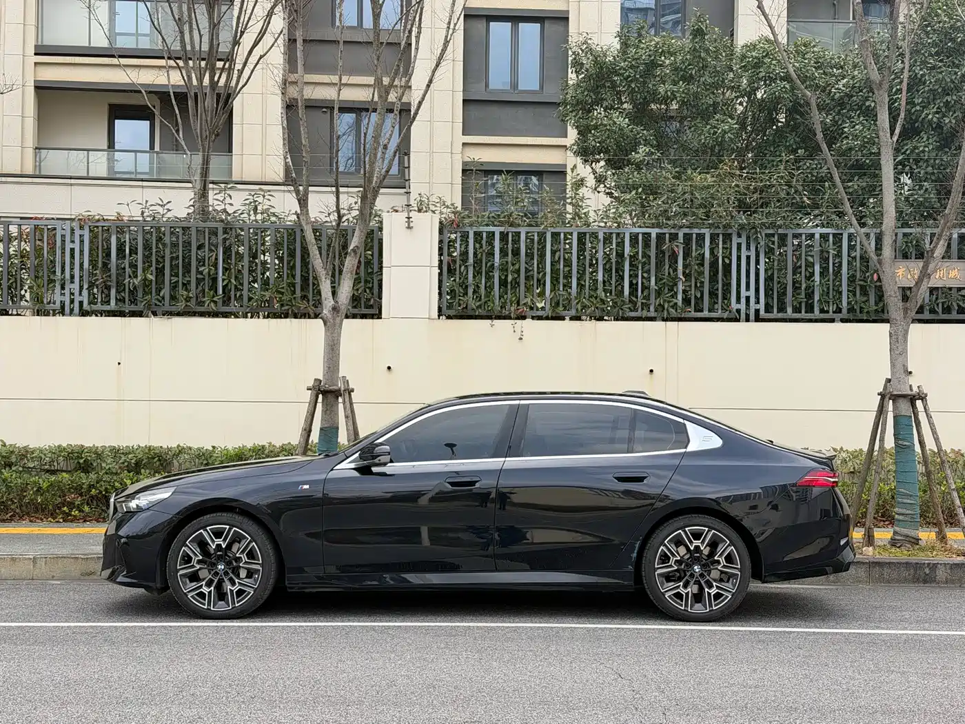 BMW 5 Series 2024 530Li Premium M Sport Package фото 4