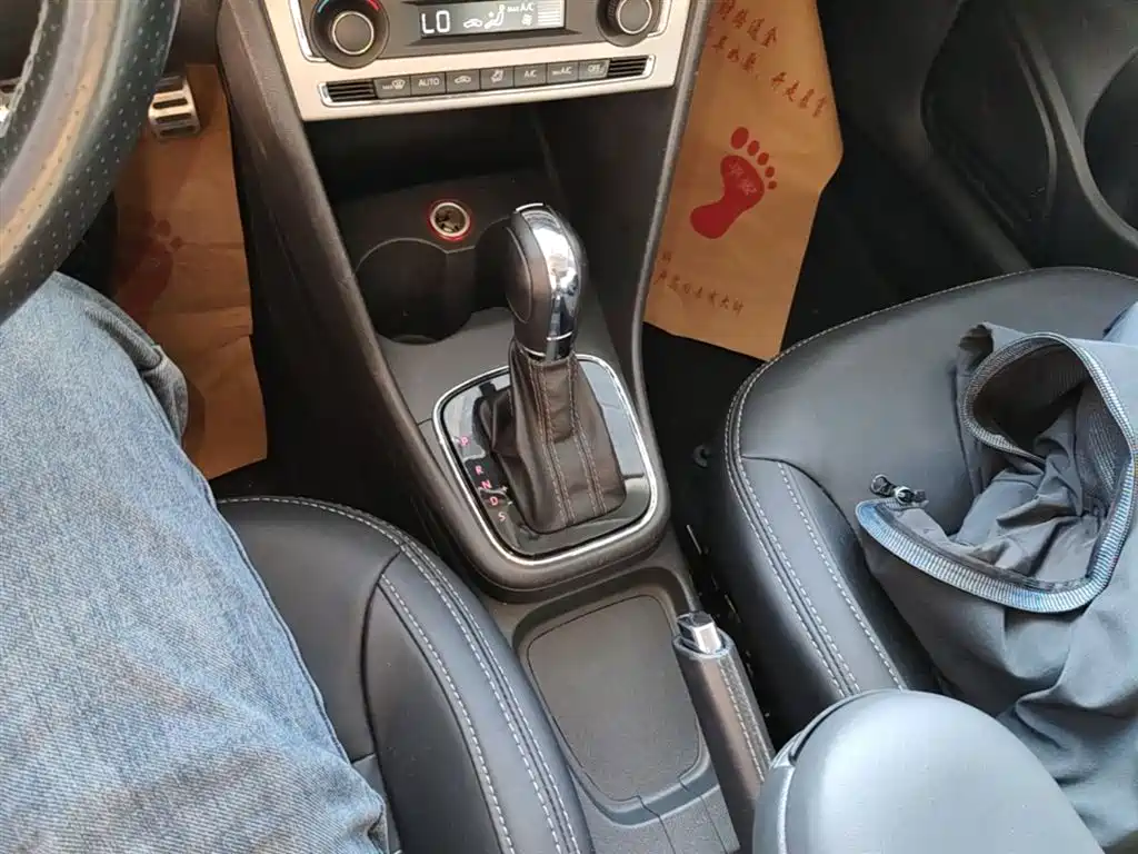 Volkswagen Polo 2016 1.6L Cross Polo Automatic фото 14