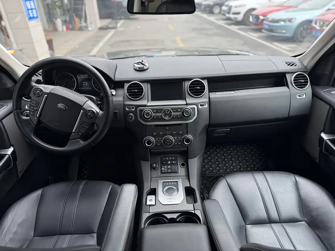 Land Rover Discovery 2015 3.0 SC V6 SE фото 8