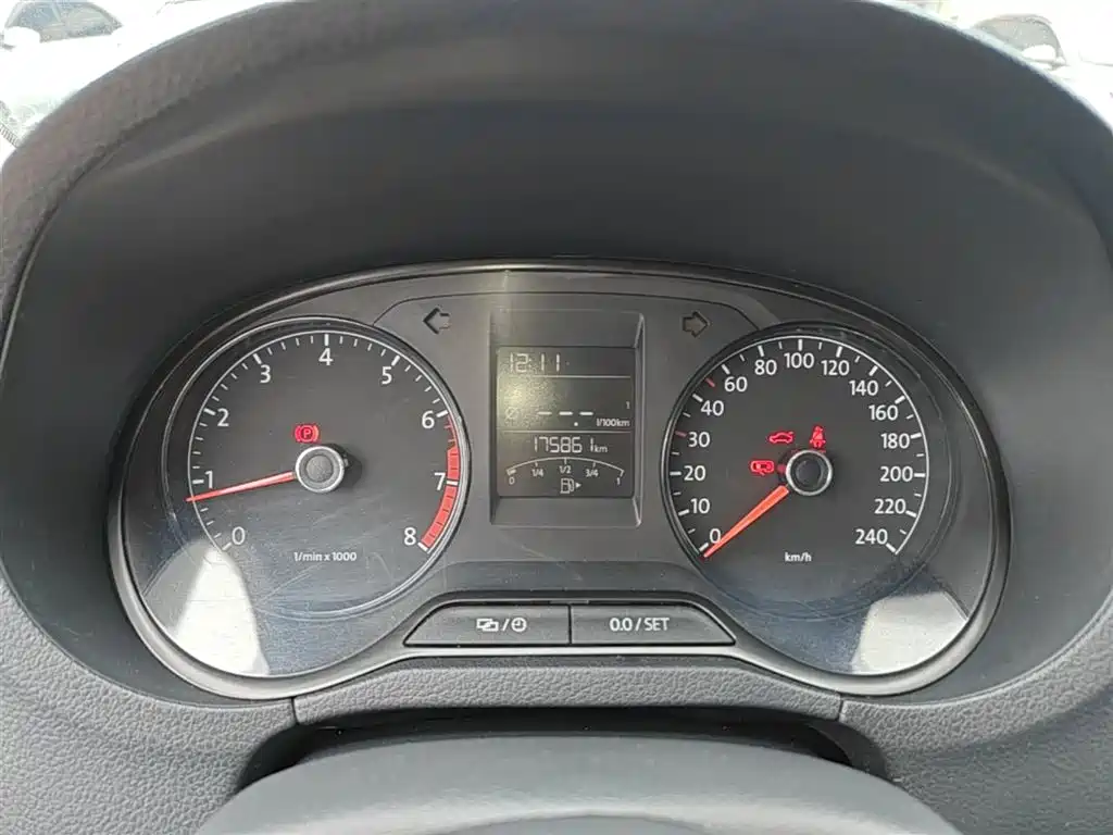 Volkswagen Polo 2014 1.4L Manual Trend Edition фото 12