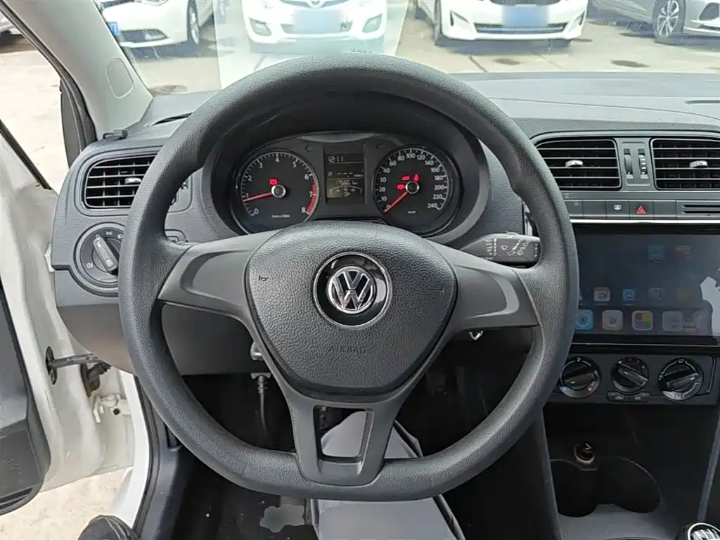 Volkswagen Polo 2014 1.4L Manual Trend Edition фото 11