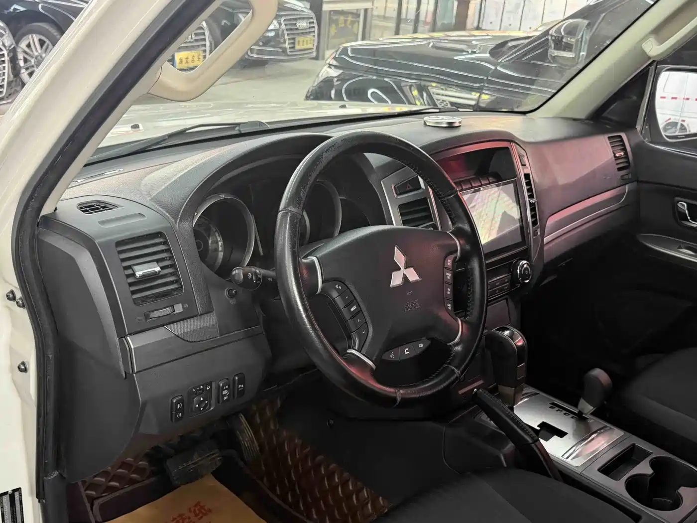 Mitsubishi Pajero (Import) 2020 3.0L Automatic Standard Edition фото 4