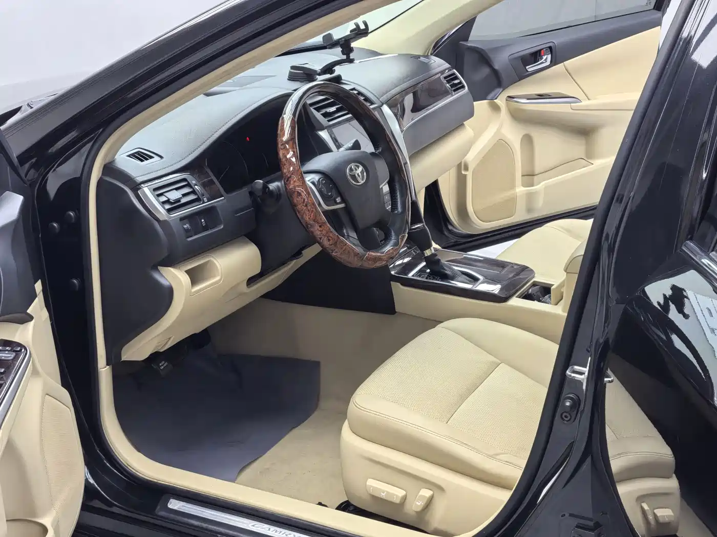 Toyota Camry 2016 2.0G 10th Anniversary Leading Edition фото 7