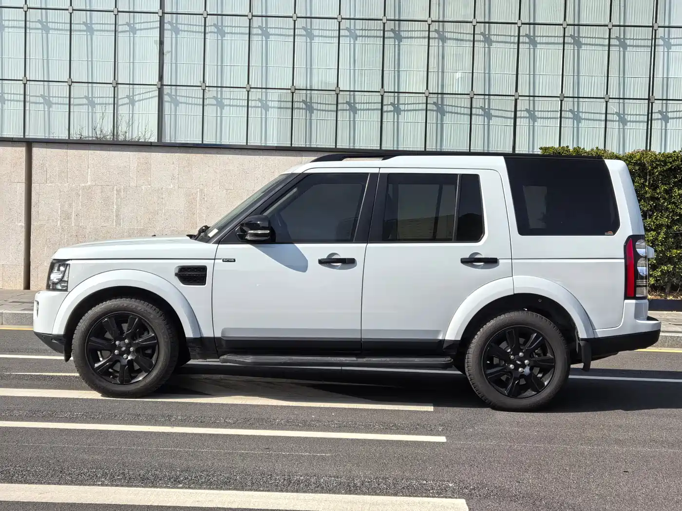 Land Rover Discovery 2015 3.0 SC V6 SE фото 5