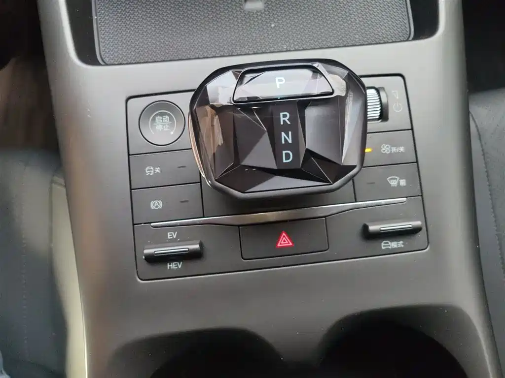 BYD Qin PLUS 2025 DM-i Smart Drive 55KM Leader фото 7