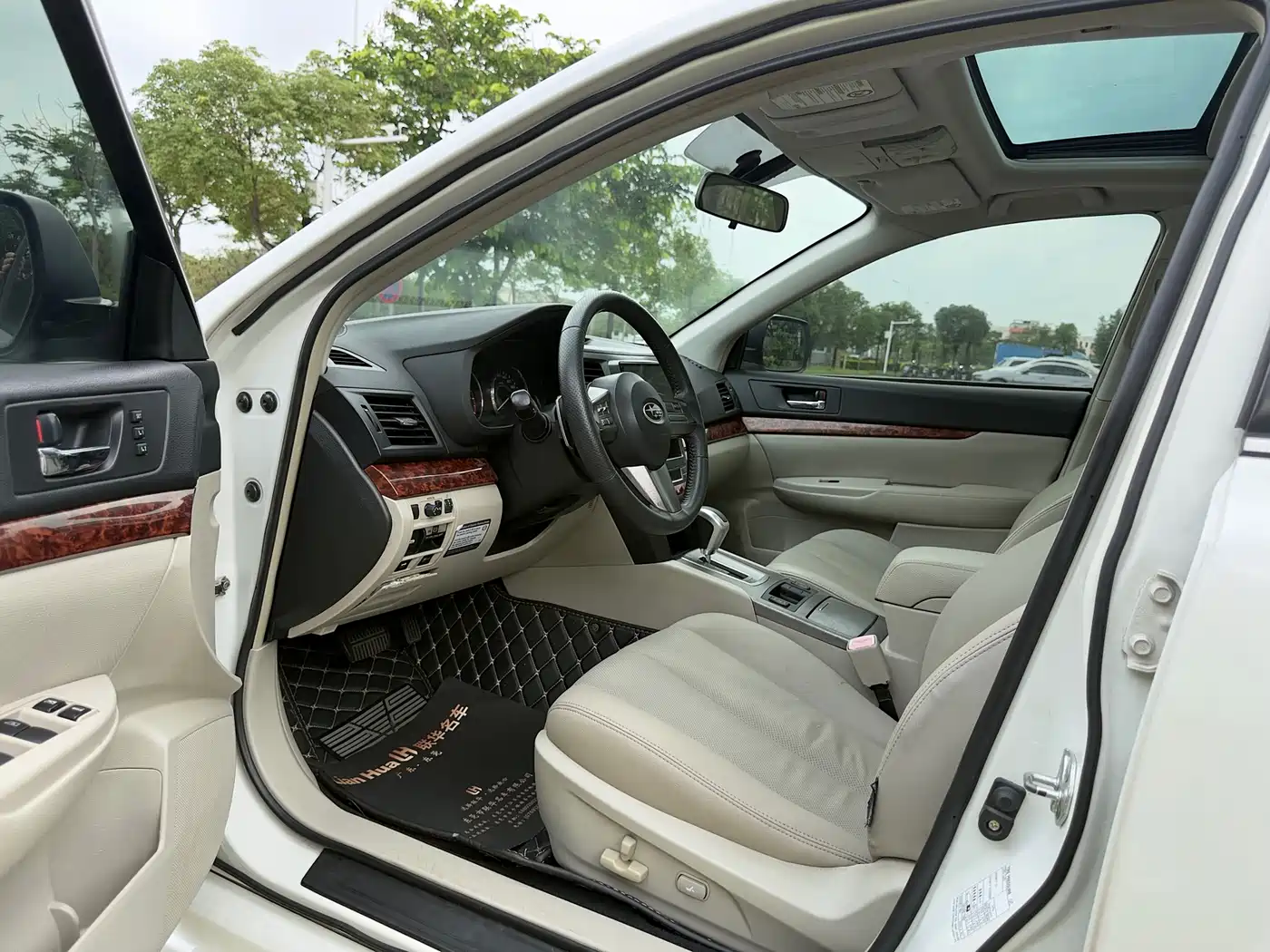 Subaru Legacy 2010 Model 2.5i Luxury Edition фото 11