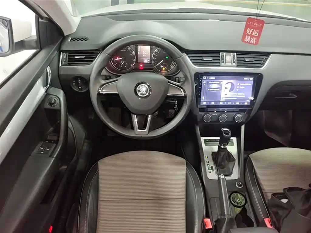 Škoda Octavia 2017 1.6L Automatic Pioneer Edition фото 17