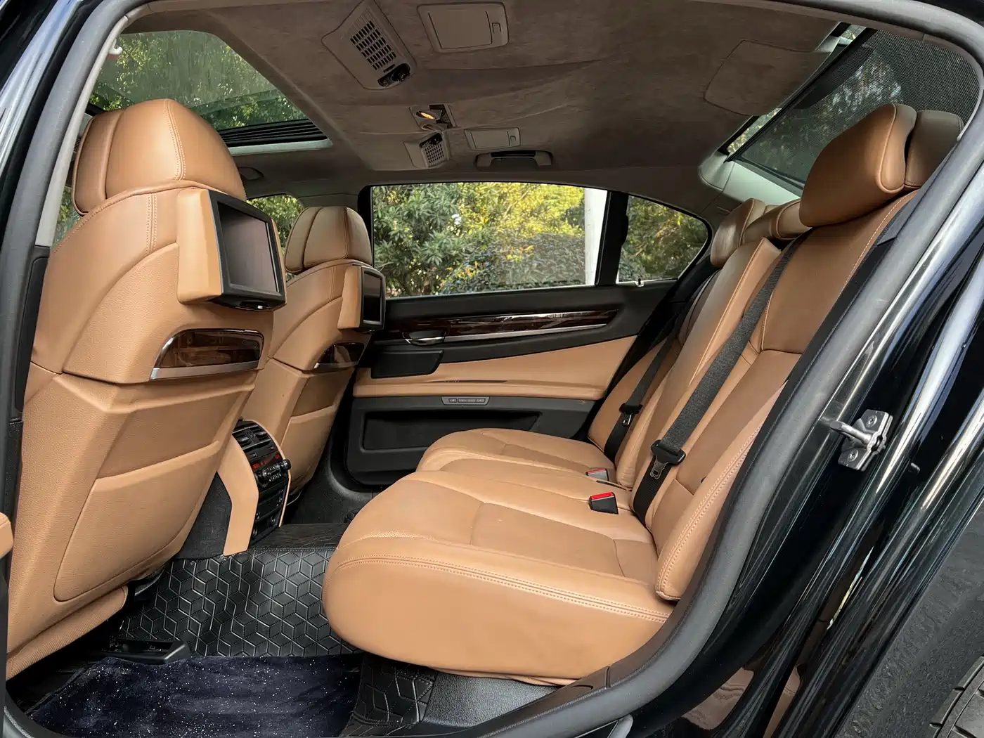 BMW 7 Series 2010 760Li фото 9