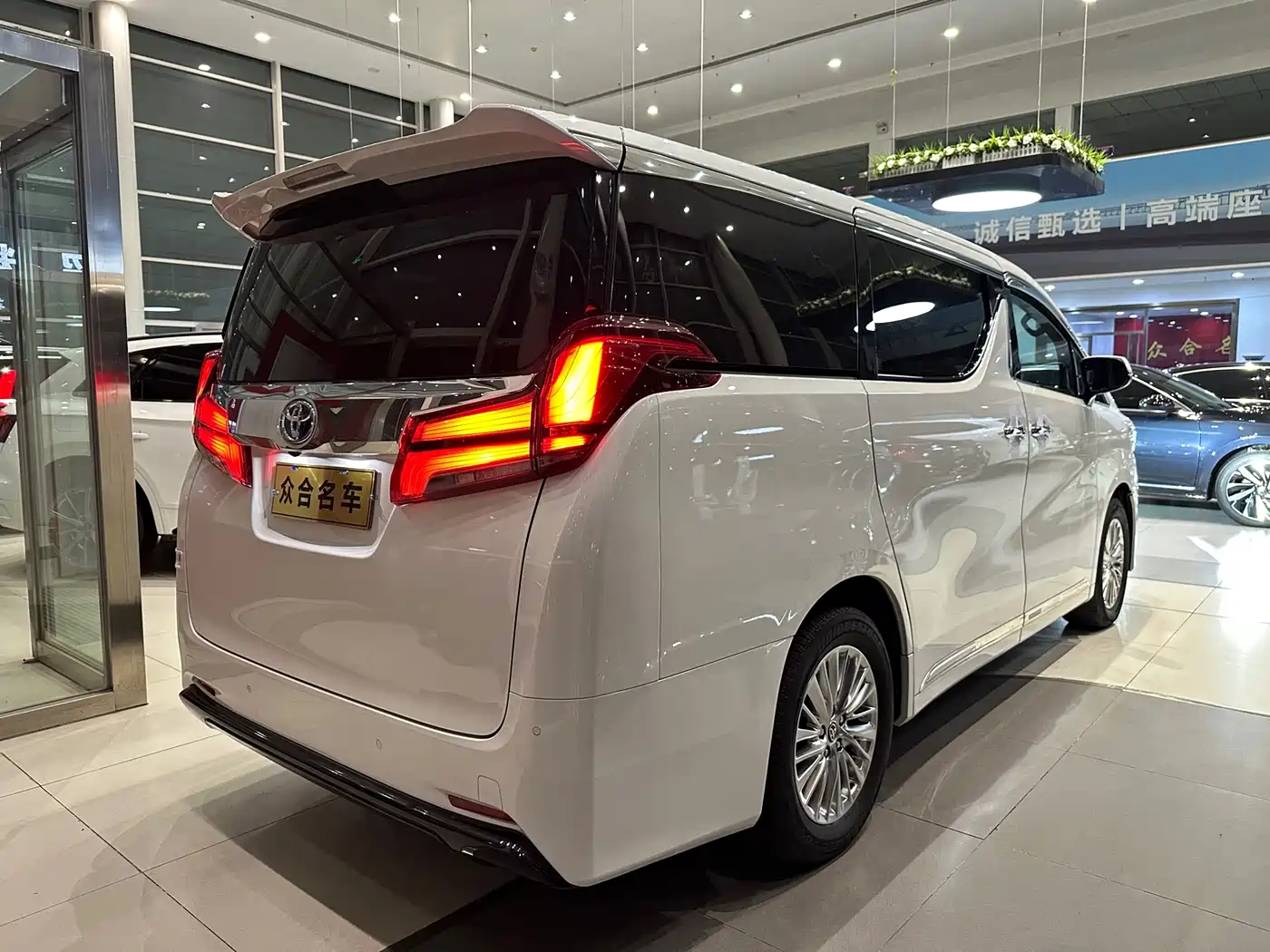 Toyota Alphard 2020 Hybrid 2.5L Premium Edition фото 6