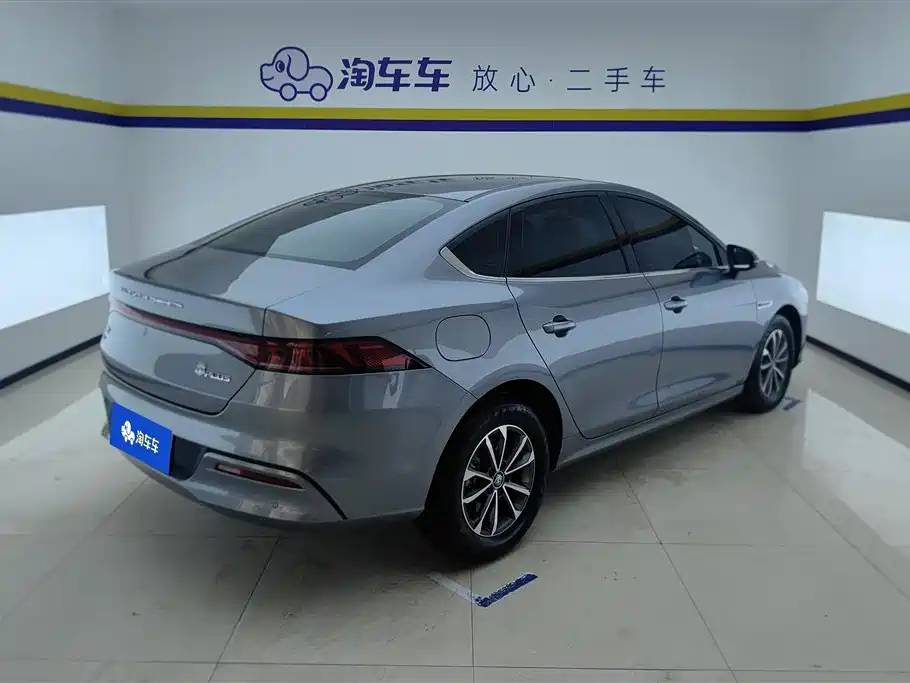 BYD Qin PLUS 2024 Glory Edition DM-i 55KM Leading фото 3