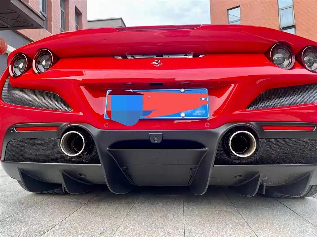 FERRARI F8