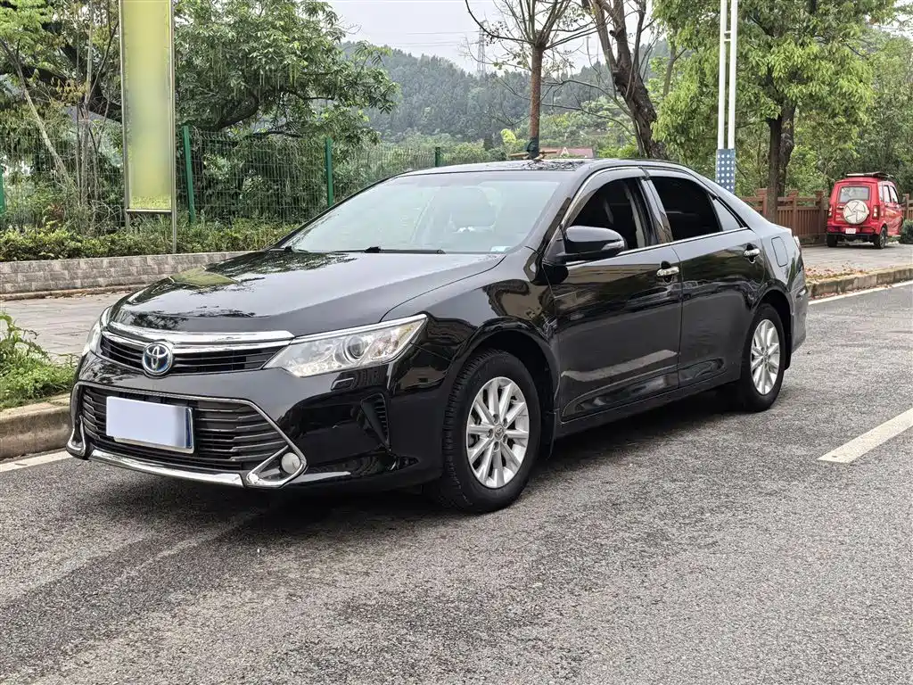 Toyota Camry 2016 Hybrid 2.5HG 10th Anniversary Luxury Navigation Edition фото 2