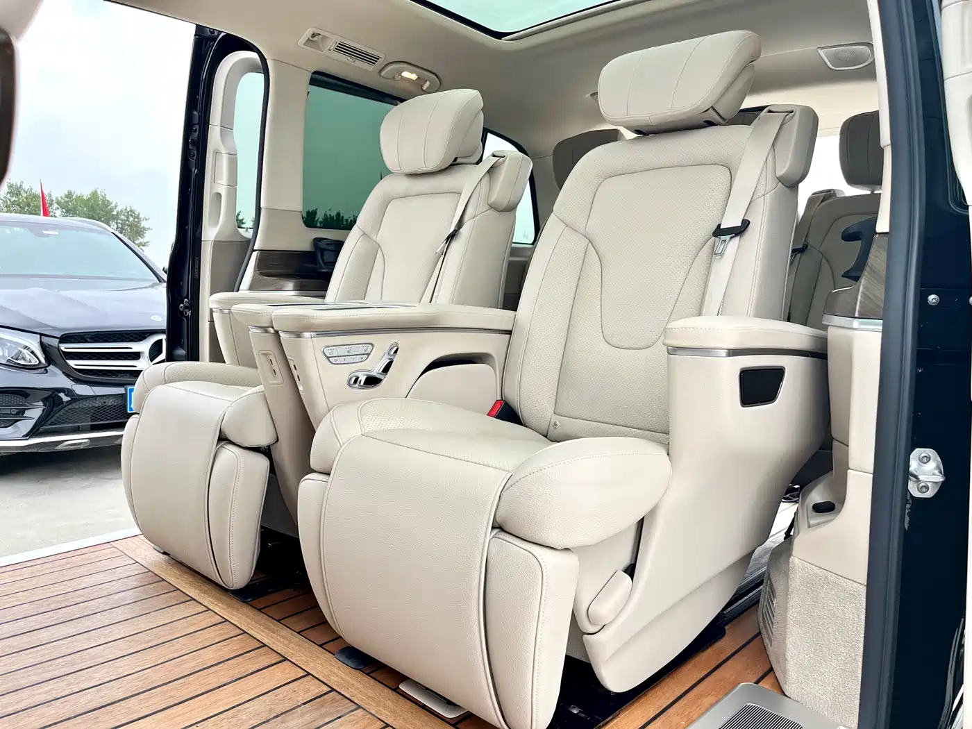 Mercedes-Benz V-Class 2021 V 260 L Long Wheelbase Premium Edition фото 11