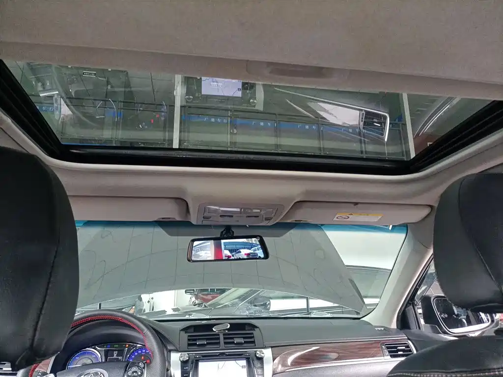 Toyota Camry 2016 Hybrid 2.5HG 10th Anniversary Luxury Navigation Edition фото 15