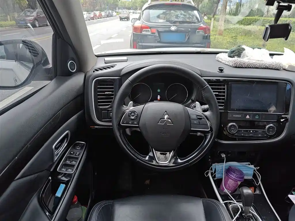 MITSUBISHI OUTLANDER