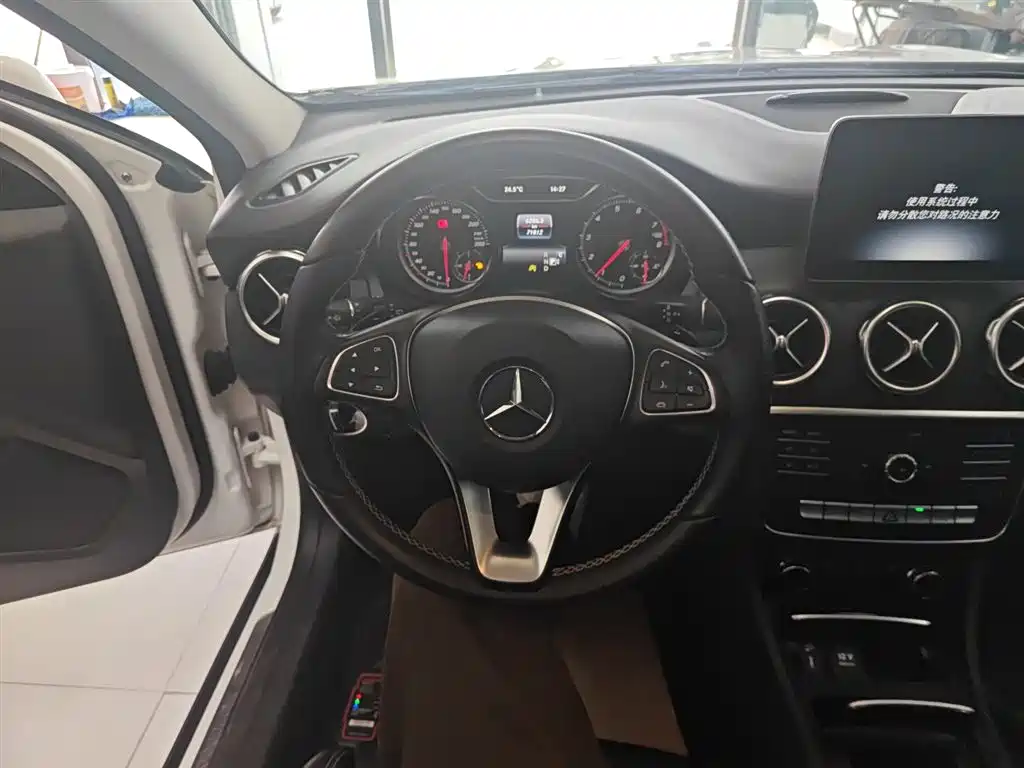 Mercedes-Benz GLA 2018 GLA 200 Dynamic фото 3