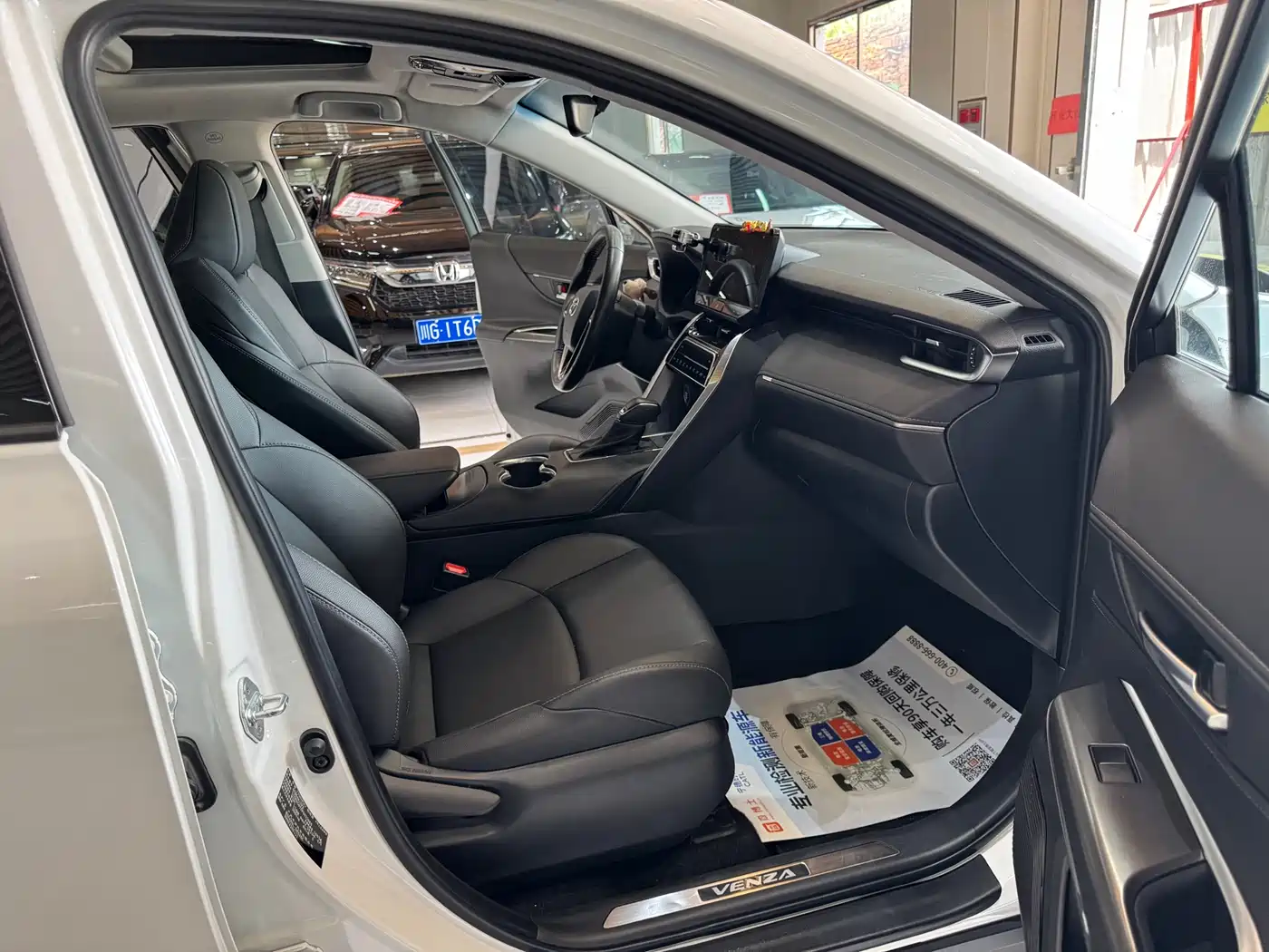 Toyota Venza 2023 2.0L CVT FWD Luxury фото 27