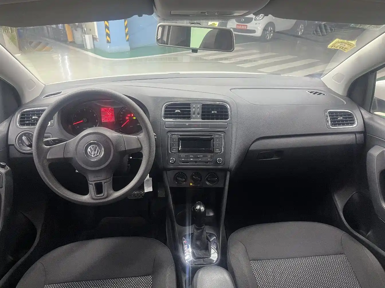 Volkswagen Polo 2013 1.4L Automatic Luxury Edition фото 8