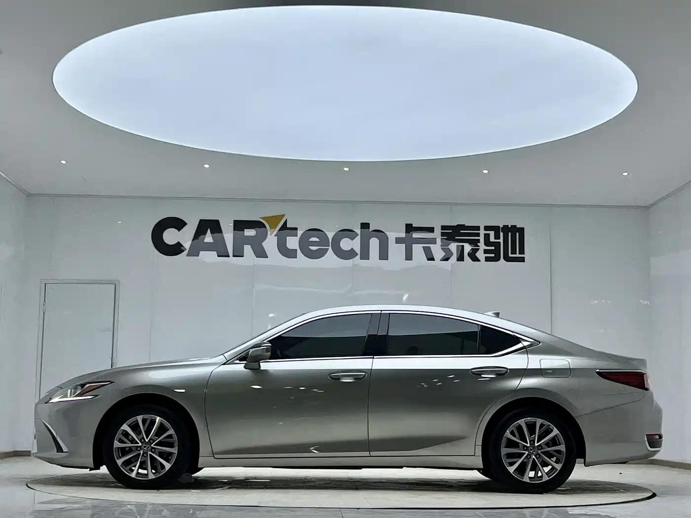 Lexus ES 2021 200 Excellence Edition фото 2