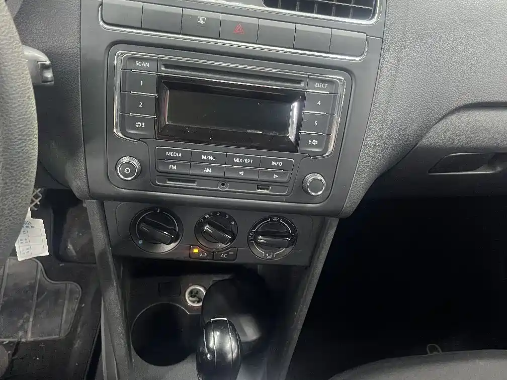 Volkswagen Polo 2013 1.4L Automatic Luxury Edition фото 14
