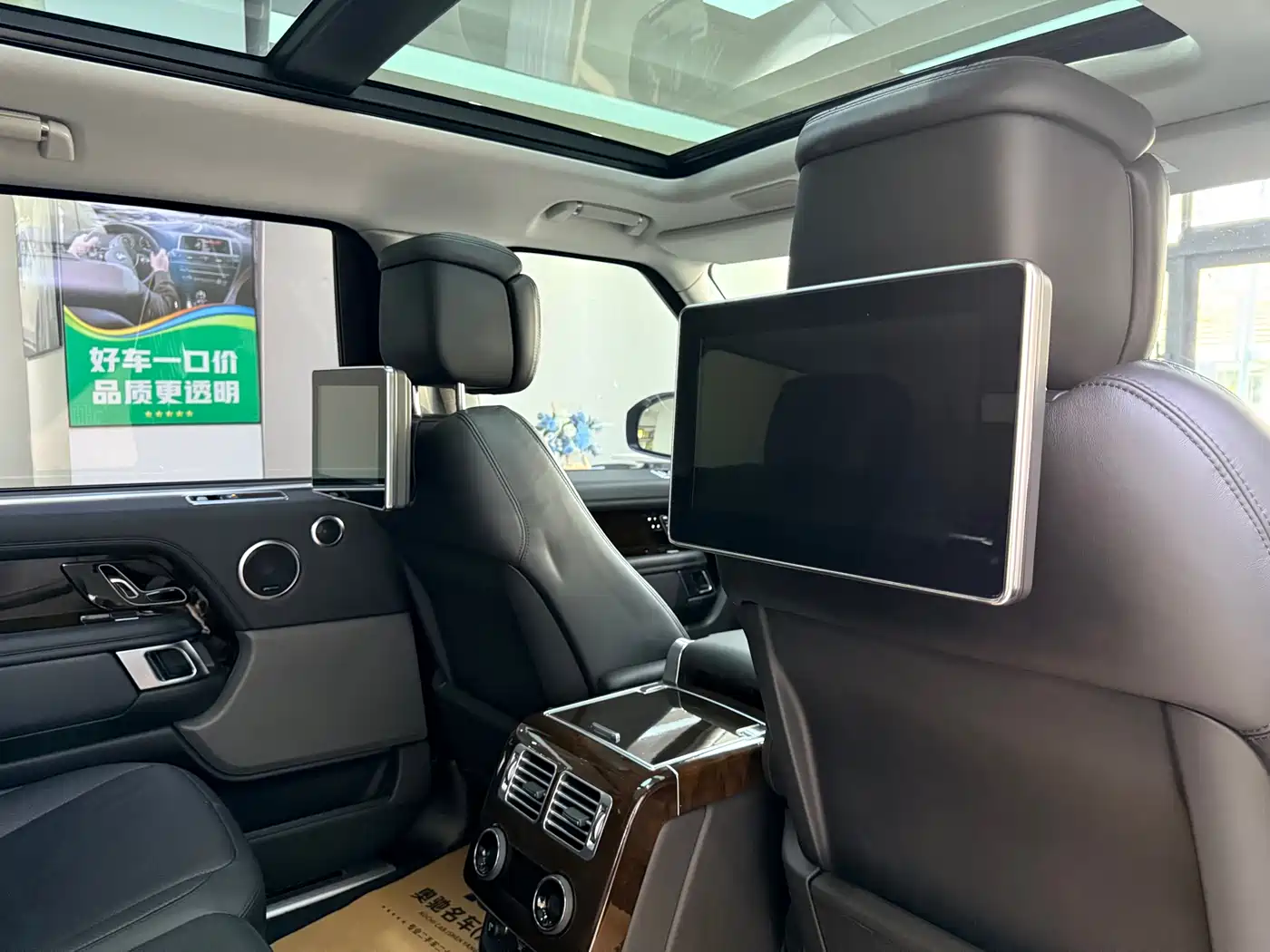 Land Rover Range Rover 2022 3.0 L6 400PS Heritage Extended Classic Edition фото 21