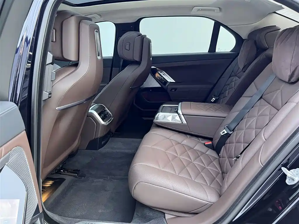 BMW 7 Series 2023 Model 735Li M Sport Package фото 17
