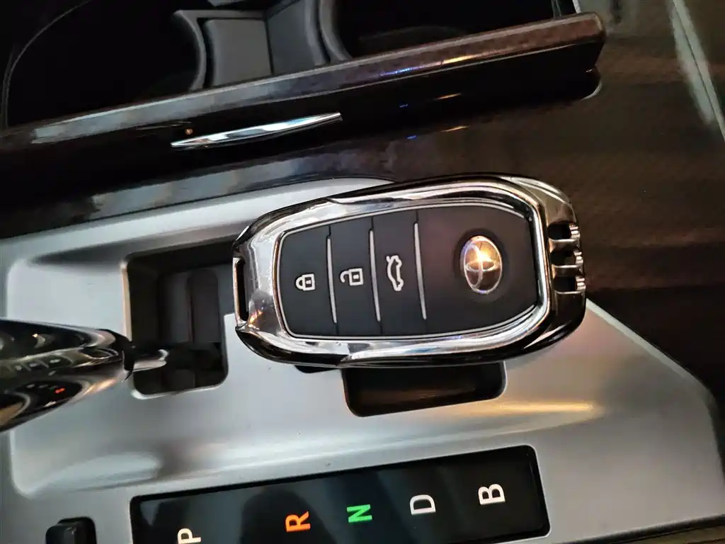 Toyota Camry 2015 Dual Engine 2.5HG Luxury Navigation Edition фото 17