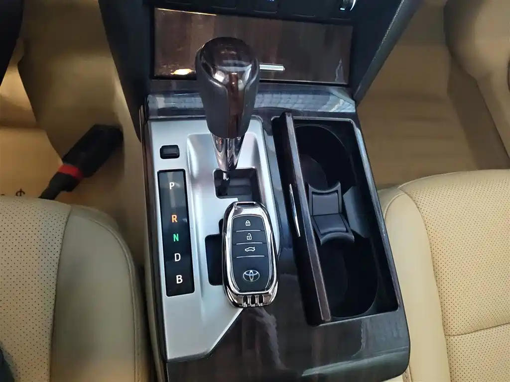 Toyota Camry 2015 Dual Engine 2.5HG Luxury Navigation Edition фото 10