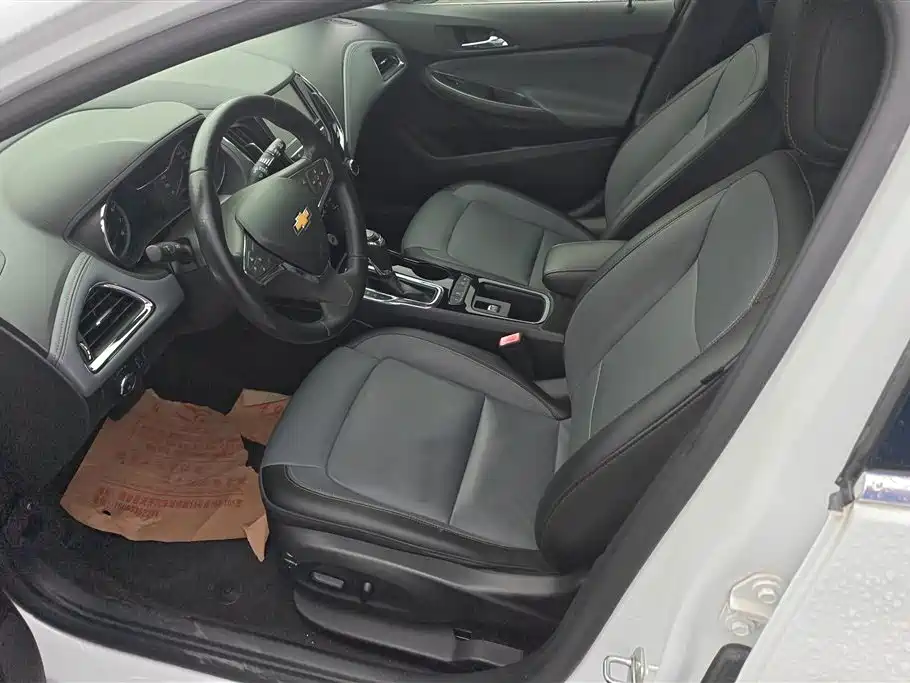 Chevrolet Cruze 2017 1.4T Hatchback DCT Leading Edge Edition фото 9