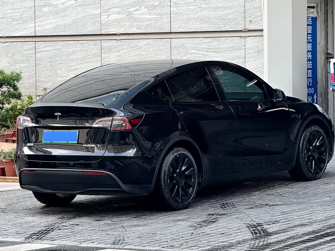 TESLA MODEL Y