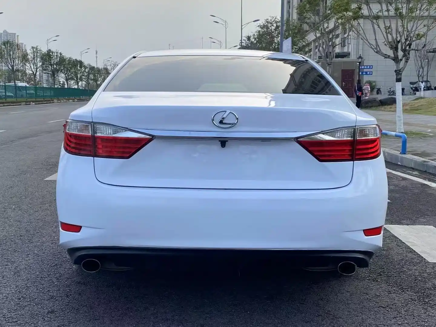 Фото 3 - Lexus ES