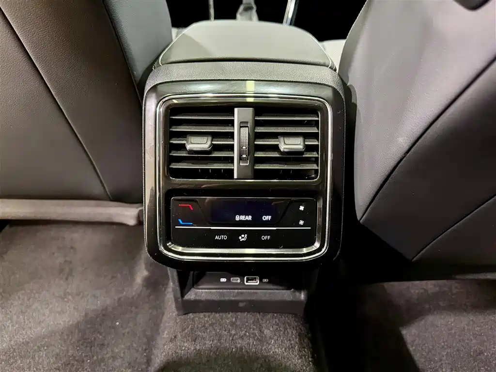 Volkswagen Passat 2025 Outstanding 380TSI Dragon Soaring Edition фото 22