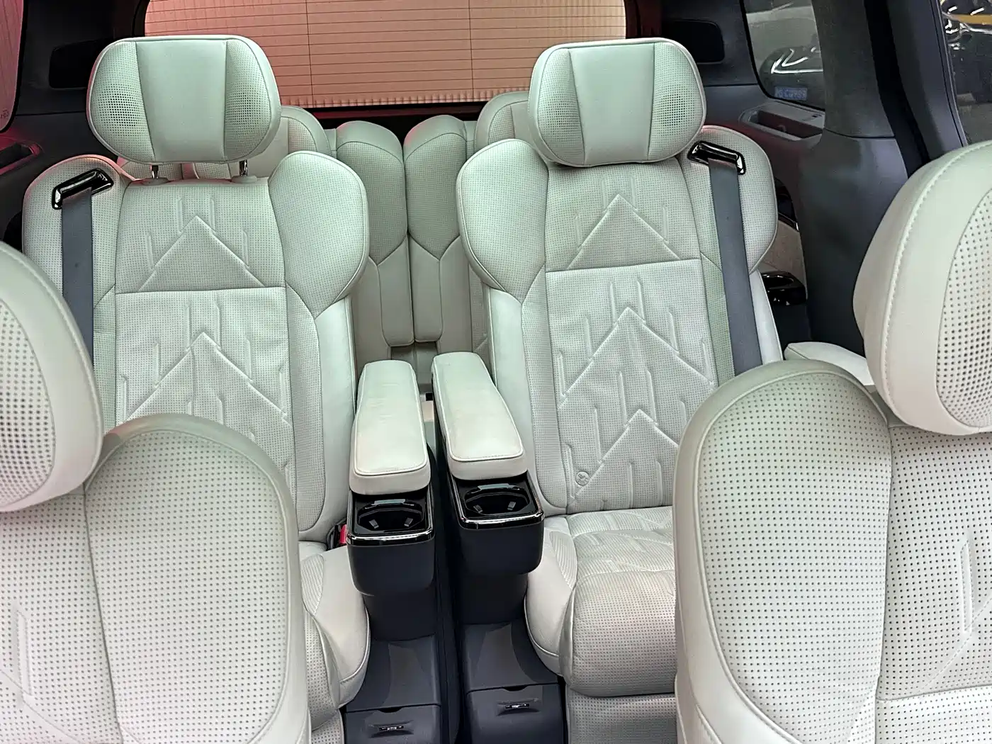 Zeekr 009 2024 6-seat Executive AWD 108kWh фото 20