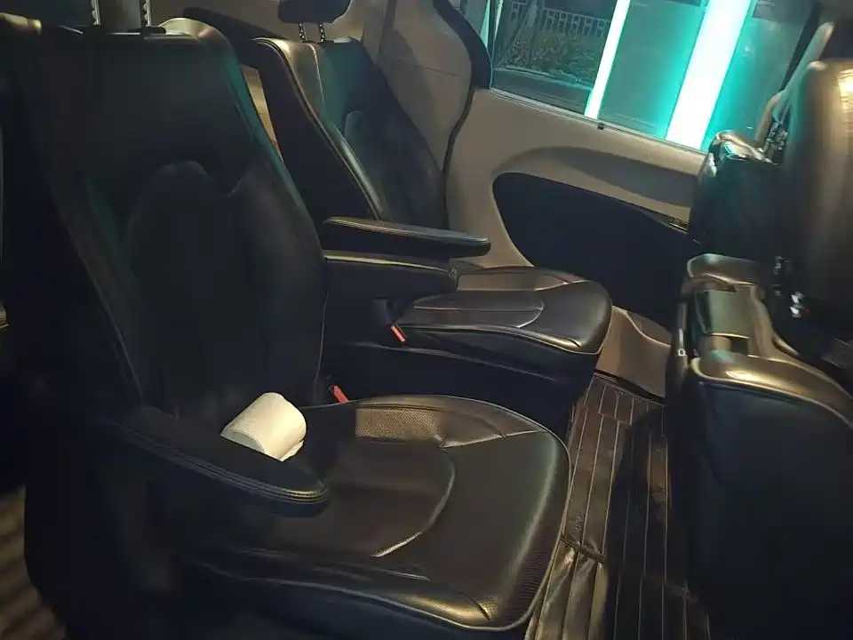 Photo 6 - Chrysler Pacifica