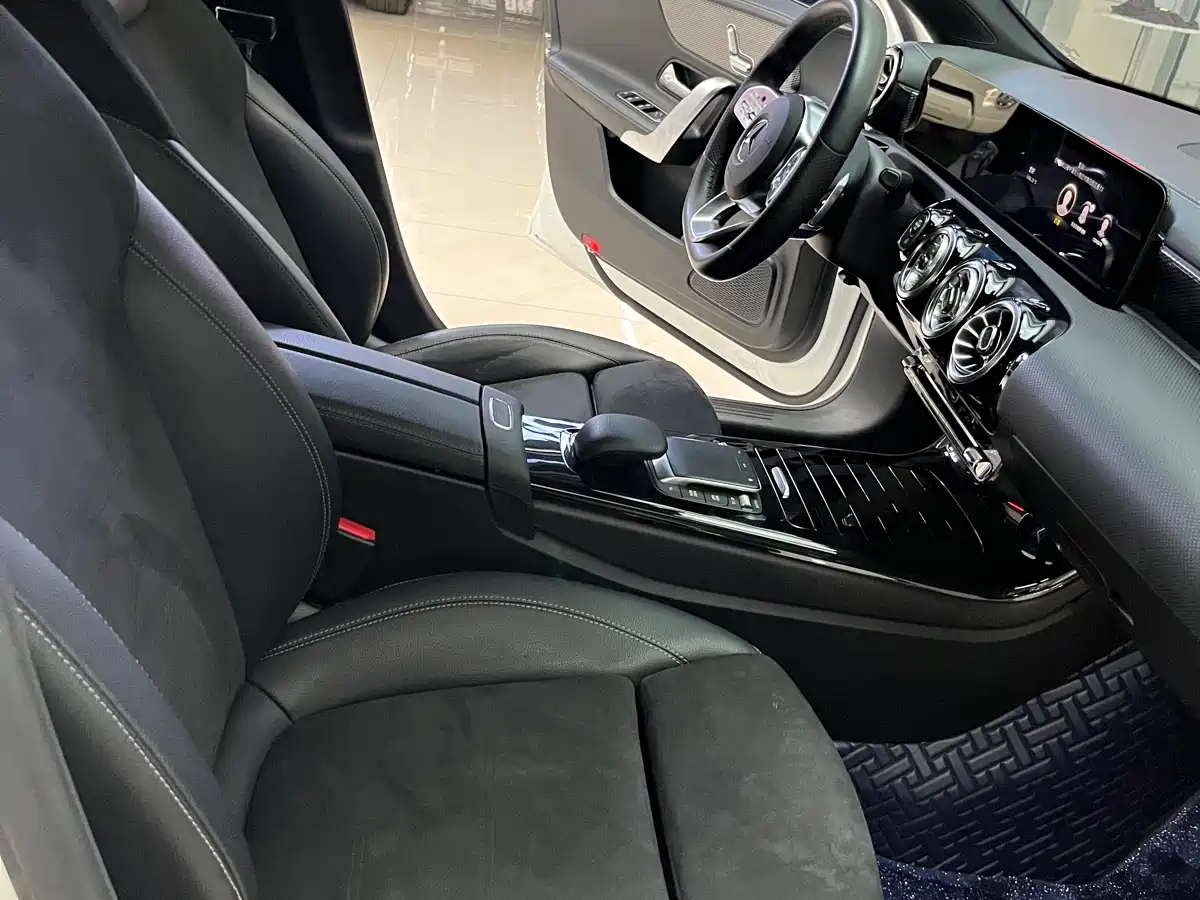 Mercedes-Benz A-Class 2021 A 200 L Sport Sedan Dynamic Type фото 10