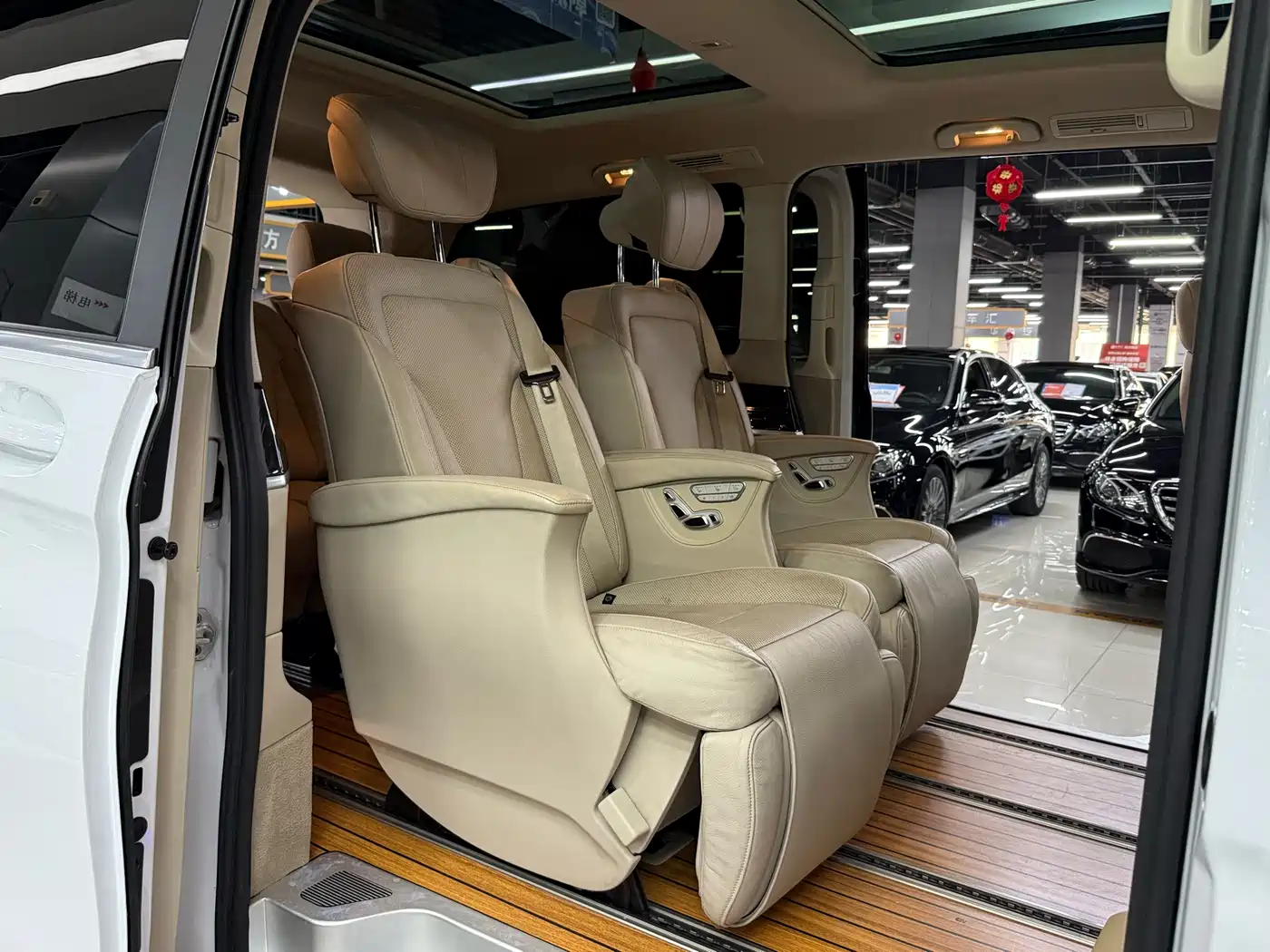 Mercedes-Benz V-Class 2017 Model V 260 L Premium Extended Edition фото 17