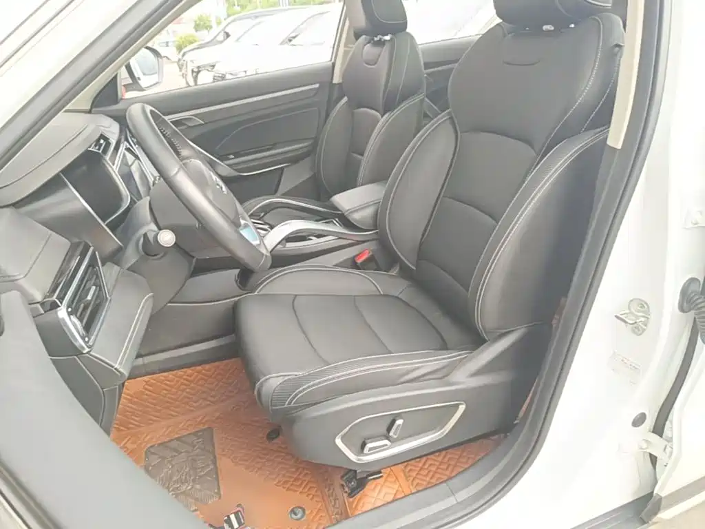 Фото 15 - Geely Atlas